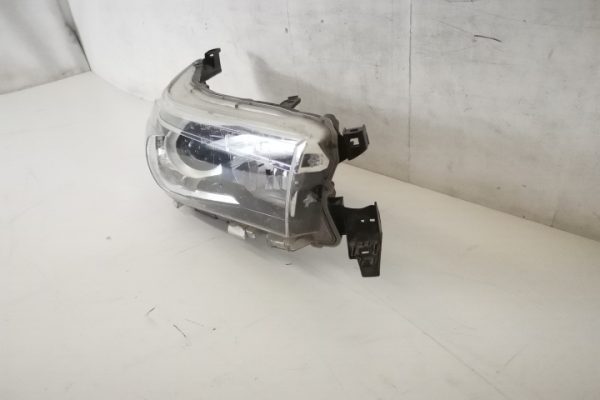 Far Dreapta Original XENON In Stare Buna Toyota  Hilux  8 [2015 - 2020] - imagine 3