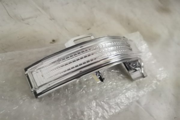 Semnalizare Oglinda Dreapta Originala In Stare Buna  Volkswagen VW  Crafter  2 [2017 - 2021] - imagine 2
