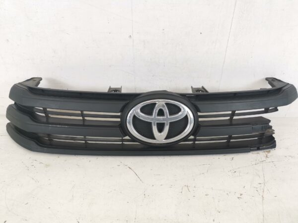 Grila Radiator CU EMBLEMA Toyota  Hilux 8 [2015 - 2020] Originala Avariata