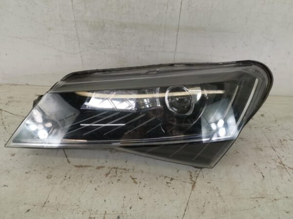Far Stanga Bixenon Skoda  Superb 3 [2015 - 2020] Original Avariat